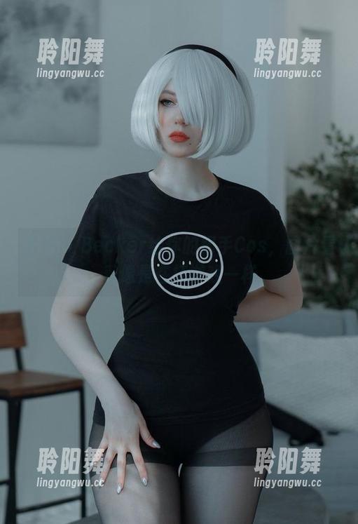 Alina Becker给你的纲手Cos，图片看着像是在打游戏一样